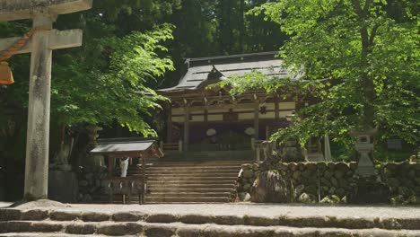 Touristen-Gehen-Die-Stufen-Des-Shinto-Schreins-Im-Waldgebiet-In-Shirakawa-go-Hinauf