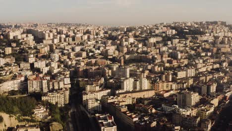 Luftaufnahme-Von-Vorne,-Die-Die-Wunderschöne-Historische-Stadt-Neapel-Auf-Einem-Hügel-Während-Des-Sonnenuntergangs-Am-Abend-Zeigt-–-Drohnenaufnahme