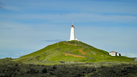 Vergrößern-Sie-Den-Weißen-Leuchtturm-Von-Reykjanes,-Der-Auf-Einem-Hügel-Auf-Der-Halbinsel-Reykjanes-In-Island-Liegt