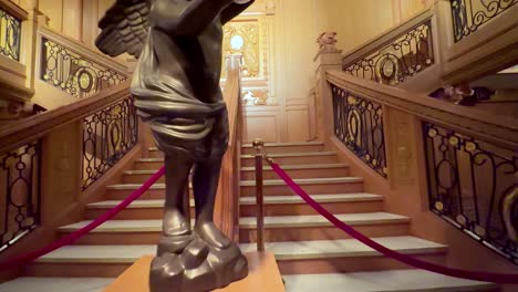Die-Titanic-Grand-Staircase-Wurde-Maßstabsgetreu-Nachgebildet,-Ausstellung-In-Los-Angeles