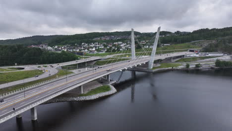 Luftaufnahme-Der-Farris-Brücke-über-Den-See-In-Larvik,-Norwegen