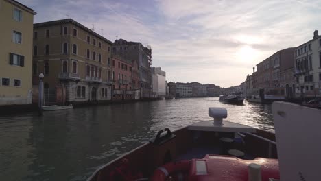 Vista-Desde-La-Parte-Delantera-De-Un-Barco-De-Vaporetto-Durante-El-Amanecer-En-El-Gran-Canal-De-Venezia-Con-Ciudad-Vacía-Antes-De-Que-Las-Multitudes-De-Turistas-Invadan-Venecia