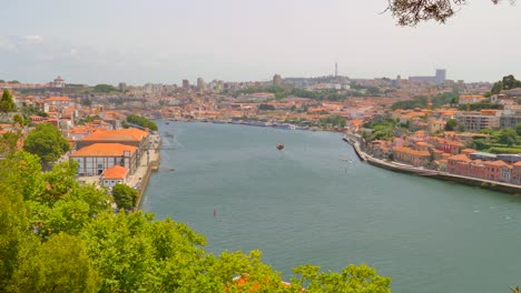 Vista-Panorámica-De-Lugares-De-Interés-Turístico-Con-Vila-Nova-De-Gaia-En-Porto,-Portugal