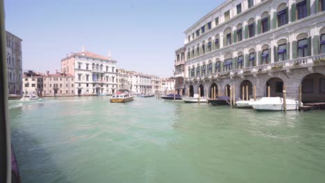 Typische-Venezianische-Architektur,-Gebäude-Und-Paläste,-Blick-Vom-Gran-Canal-Aus-Gesehen-Von-Einem-Vaporetto-Boot-Aus