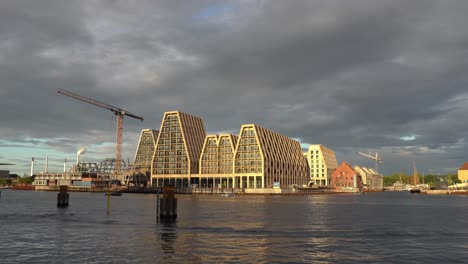 Blick-Auf-Neue-Bauvorhaben-Am-Hafen-Von-Kopenhagen-Bei-Sonnenuntergang
