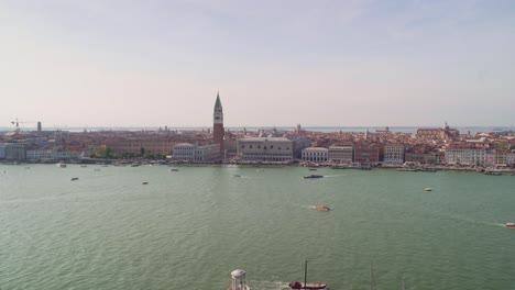 Blick-Auf-Die-Stadt-San-Marcos-In-Venedig-Vom-Glockenturm-San-Giorgio-Maggiore-An-Einem-Sonnigen-Tag