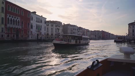 Blick-Von-Der-Vorderseite-Eines-Vaporetto-Bootes-Bei-Sonnenaufgang-Auf-Den-Canal-Grande-Von-Venedig-Mit-Leerer-Stadt,-Bevor-Touristenmassen-In-Venedig-Einmarschieren