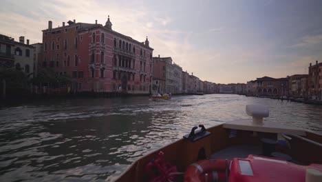 Blick-Von-Der-Vorderseite-Eines-Vaporetto-Bootes-Bei-Sonnenaufgang-Auf-Den-Canal-Grande-Von-Venedig-Mit-Leerer-Stadt,-Bevor-Touristenmassen-In-Venedig-Einmarschieren