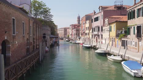 Blick-Auf-Den-Friedlichen-Kanal-Von-Venedig-Während-Des-Frühlingsmorgens,-Keine-Menschen