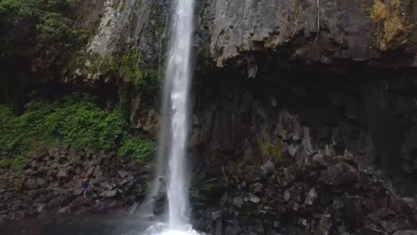 Erstaunlicher-Wasserfall,-Der-Tonnen-Wasser-In-Felsen-In-Xico,-Veracruz,-Mexiko-Ergießt