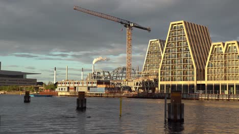 Vista-De-Los-Nuevos-Desarrollos-De-Construcción-En-El-Paseo-Marítimo-De-Copenhague-Al-Atardecer