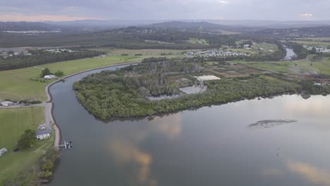 Río-Maroochy-Con-Cielo-Reflejado-En-El-Agua-En-Queensland,-Australia---Toma-Aérea-De-Drones