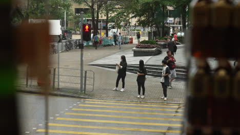 Personas,-Automóviles-Y-Transporte-Público-Cruzan-El-Semáforo-De-Cebra-En-Una-De-Las-Calles-De-Hongkong
