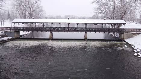 Überdachte-Brücke-In-Amerika-Mit-Schnee-Bedeckt,-Luftdrohnenansicht