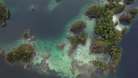 Atemberaubende-Aussicht-Auf-Die-Kleinen-Inseln-Mit-Weißem-Sand-Und-Türkisfarbenem-Wasser-Im-Tropischen-Paradies-Raja-Ampat,-Indonesien