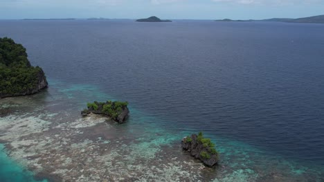 Blick-Auf-Die-Tropische-Insel-Mit-Weißem-Sandstrand-Inmitten-Des-Blauen-Meeres-Im-Letzten-Paradies-Raja-Ampat-Indonesien