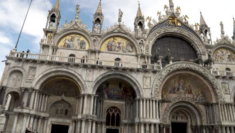 Toma-Detallada-De-La-Basílica-De-San-Marcos-En-Venecia,-Italia.