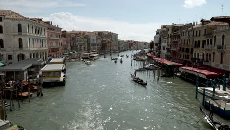 Barcos-En-El-Gran-Canal-De-Venecia,-Italia