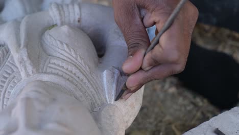 Escena-De-Primer-Plano-De-Un-Escultor-Tallando-Piedra-De-Mármol-Con-Sus-Herramientas-Para-Crear-Magníficas-Imágenes-De-Dios.