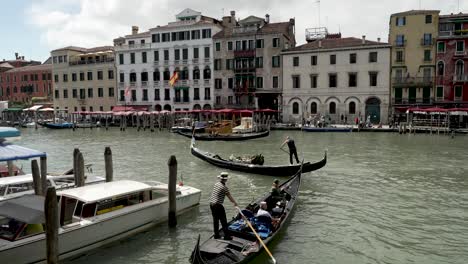 Barcos-De-Góndola-Tradicionales-Moviéndose-Por-El-Gran-Canal-De-Venecia,-Italia