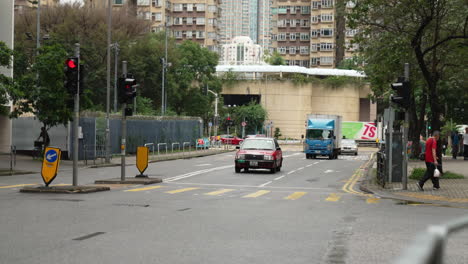 Private-Und-öffentliche-Verkehrsmittel-überqueren-Das-Zebralicht-Auf-Einer-Der-Straßen-Von-Hongkong,-China