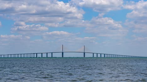 Puente-Sunshine-Skyway-Sobre-La-Bahía-De-Tampa-En-Florida,-Estados-Unidos
