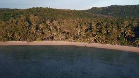 Magischer-Luftflug-Von-Oben,-Natürliche-Strandbucht-Thailand,-Leere-Strandgoldene-Stunde,-Lagune-Koh-Kood-2022