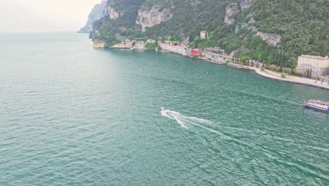Abfahrt-Mit-Dem-Schnellboot-Im-Türkisfarbenen-Wasser-Von-Riva-Del-Garda,-Italien