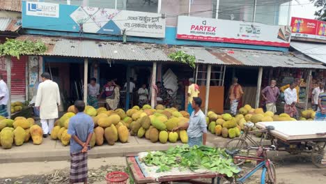 Menschen-Auf-Einem-Stadtmarkt,-Der-Jackfrüchte-In-Bangladesch-Verkauft