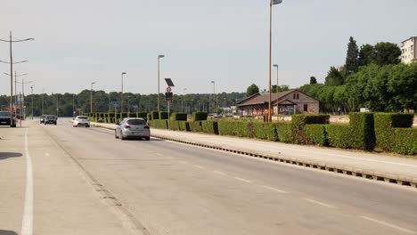 Vehículos-En-Una-Carretera-En-La-Ciudad-De-Pula,-Condado-De-Istria,-Croacia-Occidental