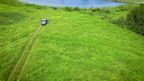 Tageskino-Drohnen-Sommerlandschaft-Eines-Kanadischen-Feuchtgebiets-Seegewässers-Auf-Der-Feldweide-Einer-Westlichen-Rindergetreidefarm-In-Den-Prärien-Von-Manitoba,-Saskatchewan