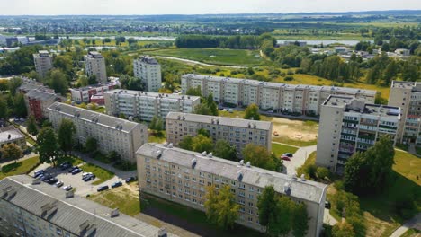 Bloques-De-Apartamentos-Residenciales-Prefabricados-De-La-Era-Soviética-En-Verano-En-Daugavpils