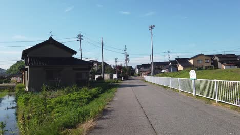 Paseo-En-Primera-Persona-Por-La-Calle-En-El-Barrio-Japonés-De-Himi-Toyama-En-Verano