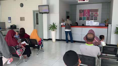 Indonesien---7.-August-2023:-Indonesier-Sitzen-Und-Warten-Auf-Einen-Schalteranruf-Bei-Einer-Bank