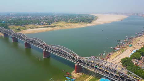 Luftaufnahme-Des-Flusses-Ganga-Und-Der-Ghats-In-Varanasi,-Indien