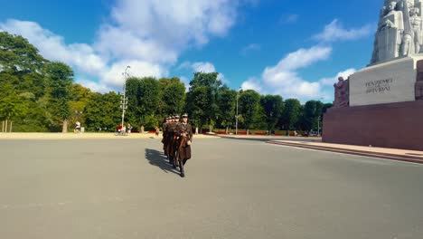 Soldado-De-La-Guardia-De-Honor-Saludando-El-Monumento-A-La-Libertad-Riga-Letonia