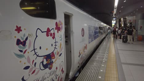Hallo-Kitty-Zeichnungszug-In-Einem-Waggon-In-Osaka,-Japan-Gemalt