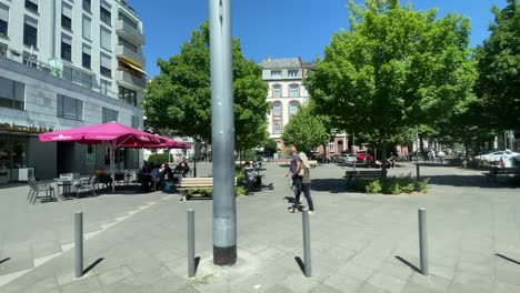 Schiebeaufnahme-Von-Der-Fahrenden-Straßenbahn-Durch-Die-Frankfurter-Straßen,-Sommertag