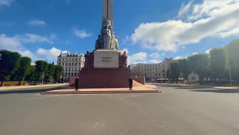 Soldados-De-La-Guardia-De-Honor-Marchando-Y-Publicando-En-El-Monumento-A-La-Libertad-De-Letonia-En-Riga