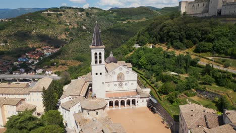 Duomo-of-Spoleto-Cathedral-and-surrounding-landscape-in-Umbria,-Italy
