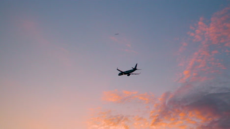 Lot-Polish-Airlines-Avión-Ascendiendo-Hacia-El-Cielo-Del-Atardecer-Con-Nubes-Rosadas,-Salida-Del-Avión-Vacaciones-De-Verano