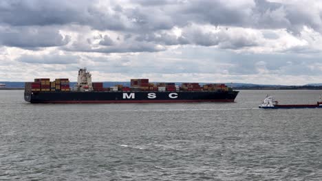 MSC-Madeleine-Containerschiff-Segelt-Die-Themsemündung-In-Großbritannien-Hinauf.-Luftdrohne