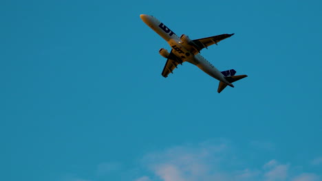 Lot-Polish-Airlines-Avión-Contra-El-Cielo-Del-Atardecer-Al-Atardecer-Ascendente-Después-Del-Despegue