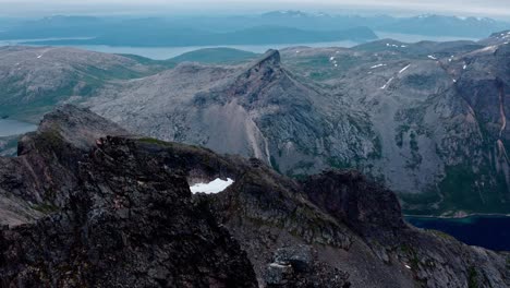 Luftaufnahme-Des-Berges-Kvaenan-Mit-Zerklüfteter-Klippe-Und-Gipfel-Der-Insel-Senja,-Norwegen