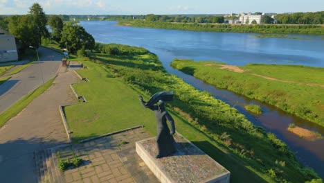 Fusileros-Rojos-Daugavpils-Monumento-Estableciendo-Drone-Shot-Parte-2-De-2