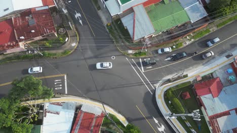 Disparo-De-Dron-Tirando-Hacia-Arriba-En-La-Intersección-En-San-Jose-Costa-Rica