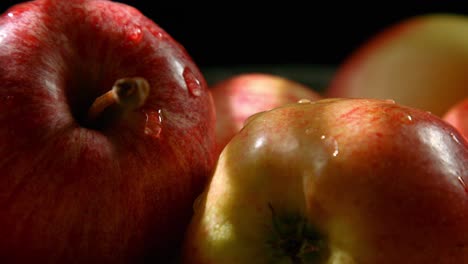 Mehrere-Äpfel-In-Einer-Obstschale-Mit-Herunterrutschendem-Wassertropfen