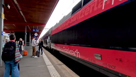 Tren-Tgv-Lyria-Que-Llega-A-La-Plataforma-De-La-Estación-De-Tren-De-Ginebra-Cornavin
