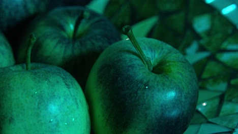Manzanas-En-Un-Frutero-Con-Luz-Verde-Oscuro