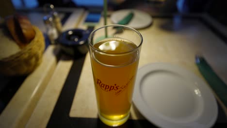 Gläser-Mit-Kaltem-Bier,-Die-Abends-Zum-Abendessen-Auf-Den-Pub-Tisch-Gestellt-Werden